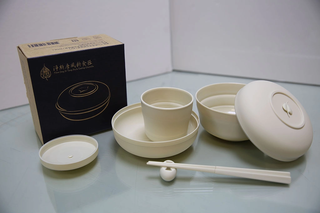最新一代的環保折疊餐具－「淨斯唐風新食器」。