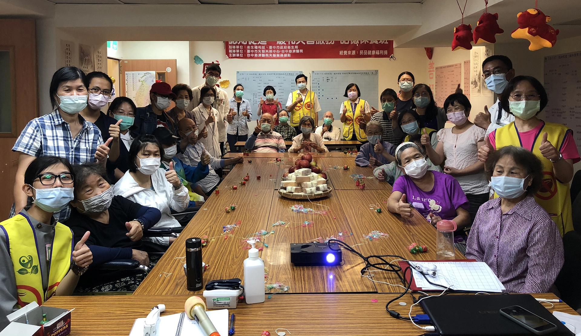 全體學員、家屬與工作同仁歡喜合影。