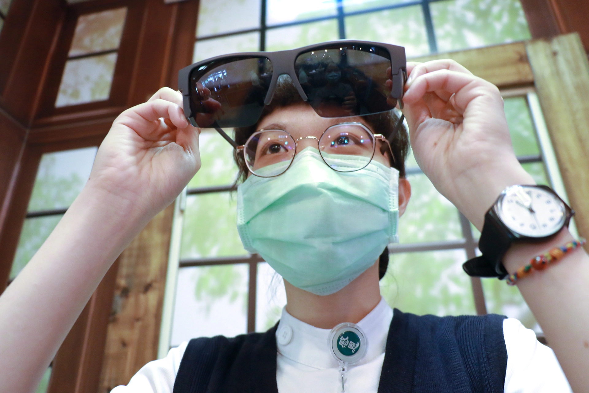 戴眼鏡的護理同仁試戴「大愛防疫套鏡護目罩」感覺格外輕鬆。