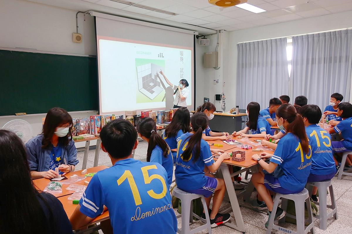 數學科運用桌遊「影子陣」，以三視圖去建立學生的立體圖像概念，增加學生學習動機及