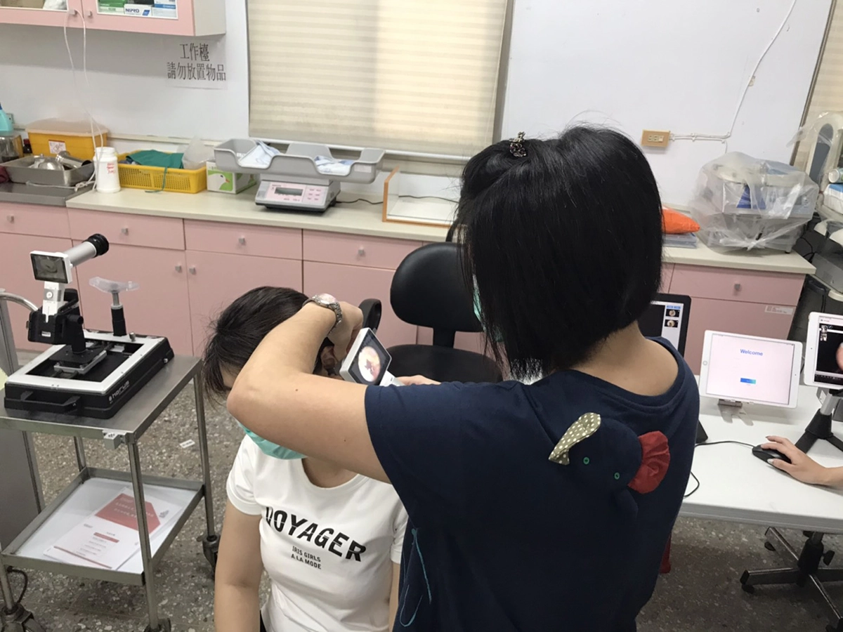 示範圖~台東縣偏鄉衛生所人員透過科技五官鏡，為民眾檢查