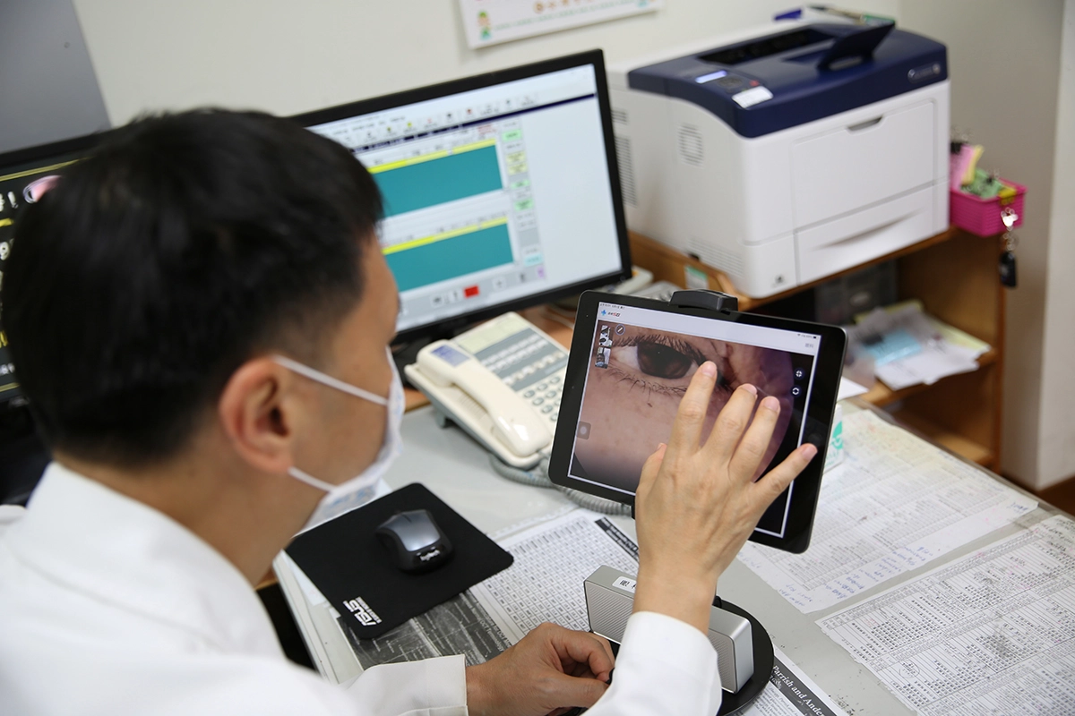 花蓮慈院眼科邱正仁醫師透過視訊設備為台東縣海端鄉衛生所的胡女士看診