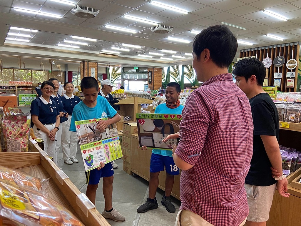 在臺東關山米國學校，豐田國中學子向遊客們進行環保愛地球理念宣導。