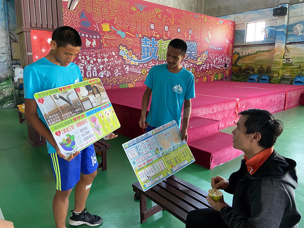 在臺東關山米國學校，豐田國中學子向遊客們進行環保愛地球理念宣導。