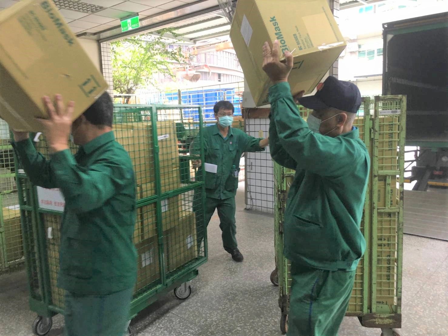 臺南郵局負責臺南市內6家生產口罩工廠收貨載運，每日上收量約400萬片口罩。