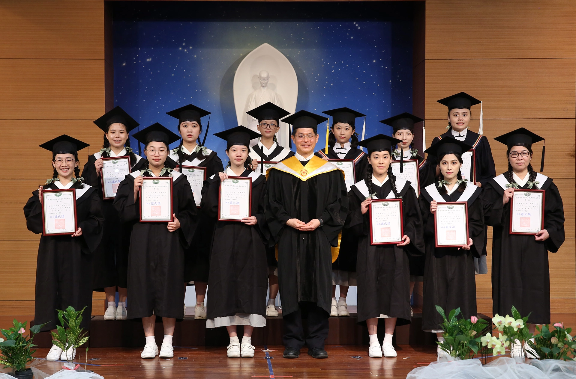 慈濟科技大學校長羅文瑞表頒發學業成績優良獎。