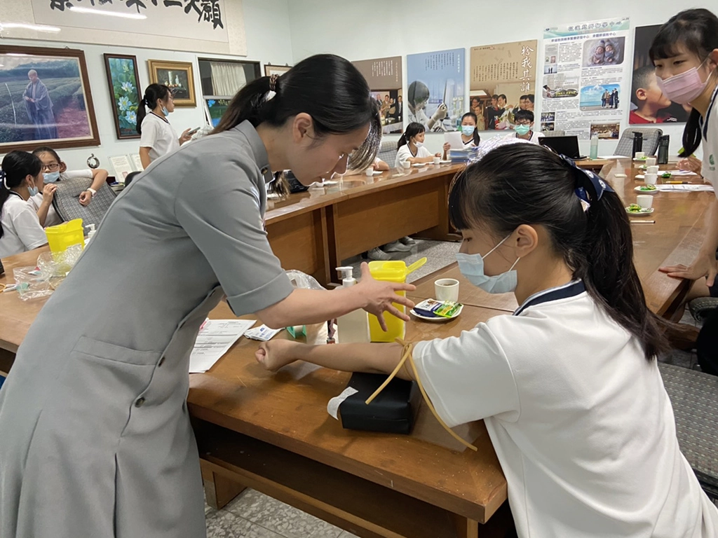 第一個完成驗血建檔的王同學說：「父母都有建檔，所以當自己18歲時，就決定要加入此行列，家人都很支持，很開心可以送給自己一個最美的畢業禮物，最重要希望能配對到需要幫助的人。」