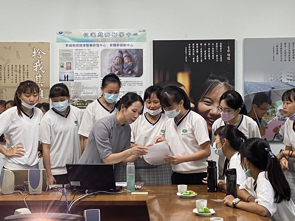 6月5日28位慈大附中三年級的學子前往慈濟骨髓幹細胞中心，其中16位學子完成驗血建檔。