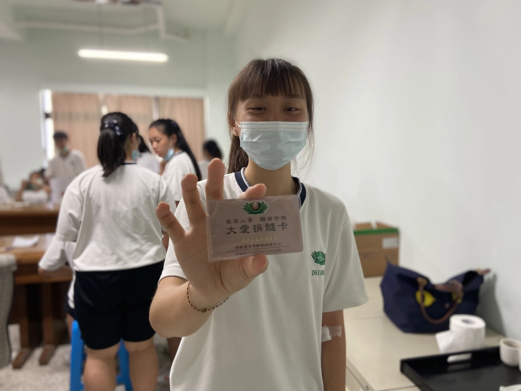 李同學說：「17歲可以捐血時，就第一時間去捐血助人，如今終於18歲了，可以驗血建檔很開心。」