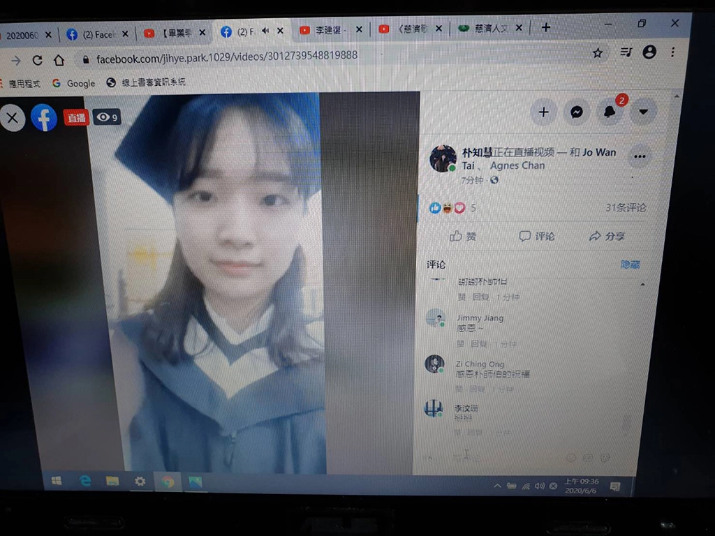 傳播系韓國籍學生朴知慧在韓國透過直播零時差參加畢典。