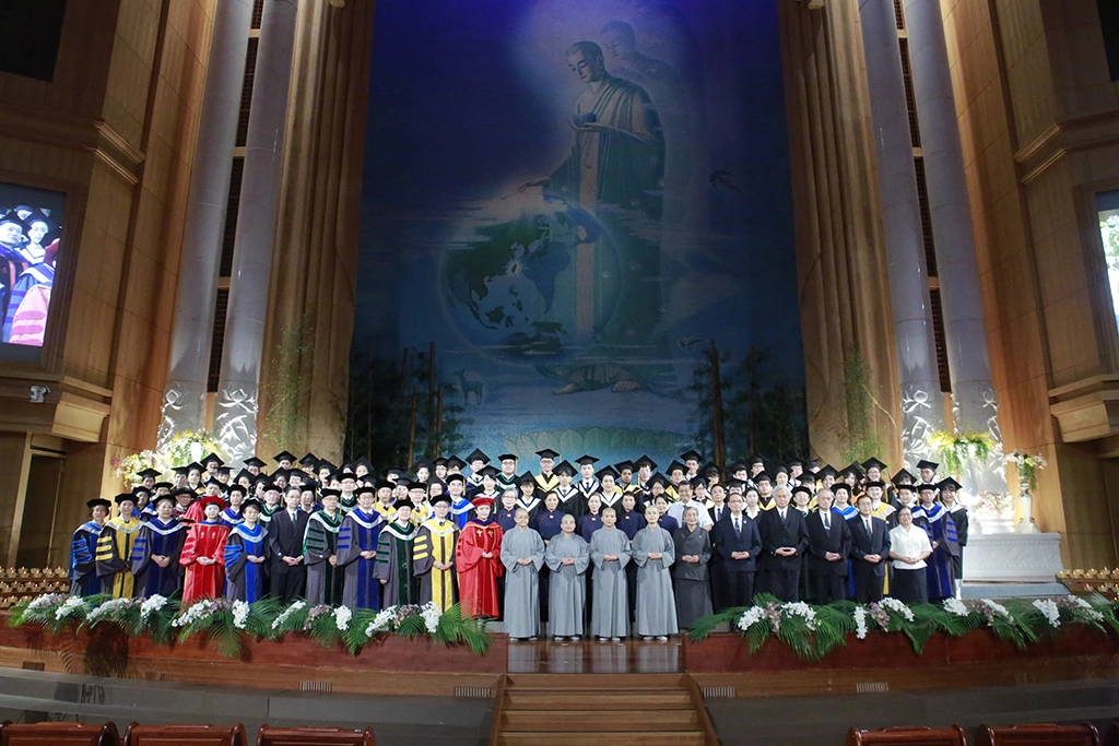 慈濟大學108學年度畢業典禮今天(6月6日)舉行，以精緻莊嚴「主場開幕─分場撥穗」的直播方式分享師長的祝福和畢業的喜悅。