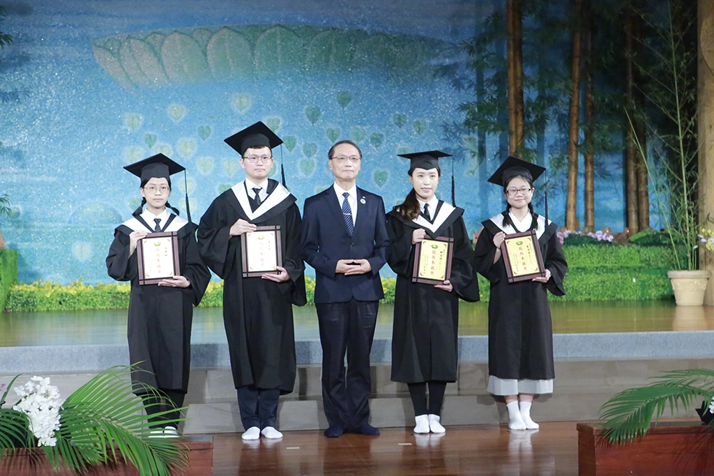 慈濟大學服務奉獻獎得主之一醫學系畢業生鄺詣晴(右二)。