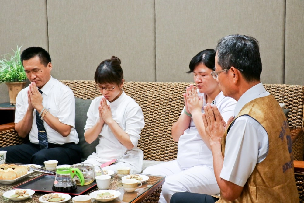 陳聰霖師兄往生後，蔡恩霖醫師（左）帶領心蓮團隊與家屬座談。得以走入病人的生命學習，蔡醫師覺得是從事臨終照護最好的禮物。