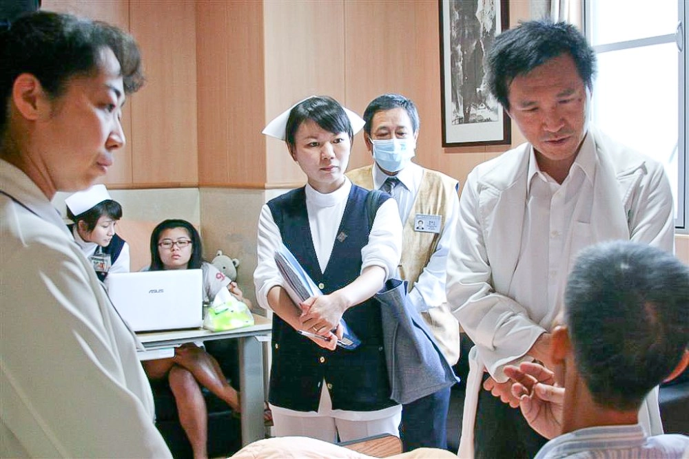 蔡恩霖醫師覺得自己拙於言辭，善於聆聽，投入安寧療護領域是對他最好的安排。