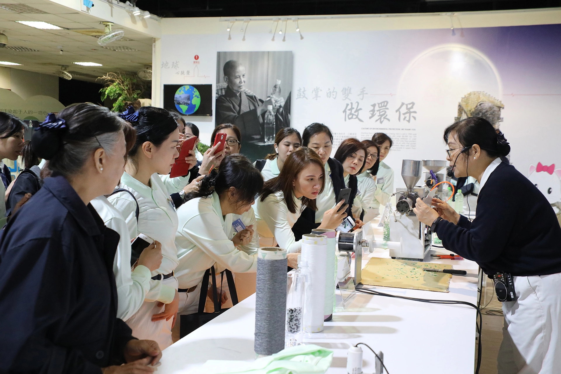 慈濟將回收的寶特瓶製成織品，環保毛毯已送出超過117萬條毛毯到43個國家地區給受災的人民。