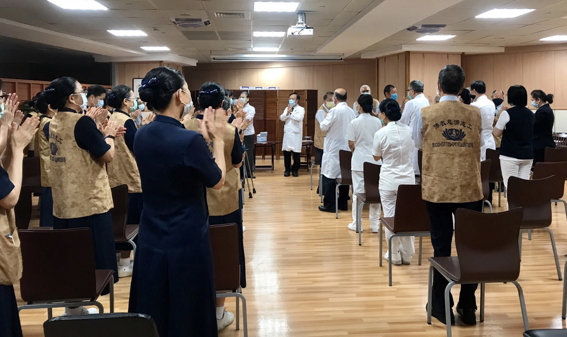 簡守信院長率院部及護理部主管歡迎醫療志工報到。