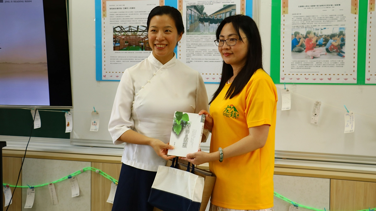全球總營運長蔡青兒代表贈書給左鎮國小校長楊靜芳。(陳德林)