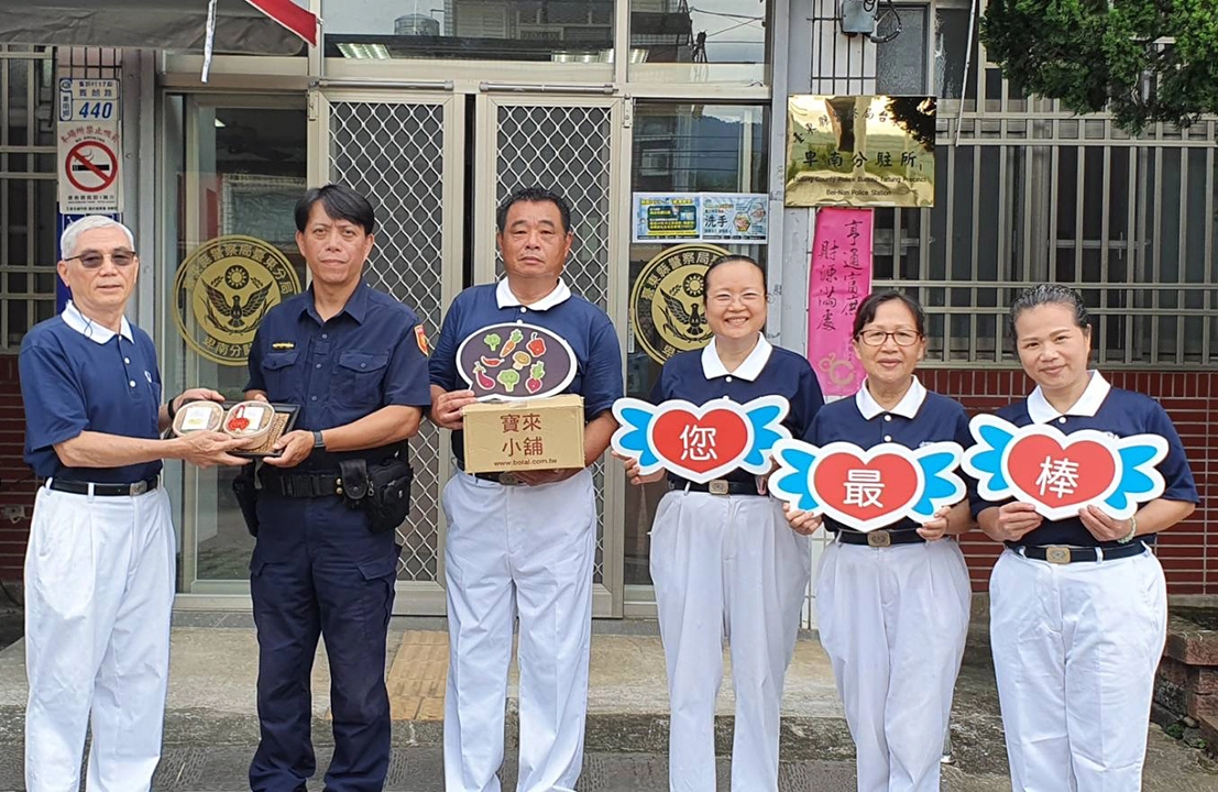 響應素食饗健康，減碳減災愛地球。臺東慈濟志工送蔬食便當到卑南分駐所。