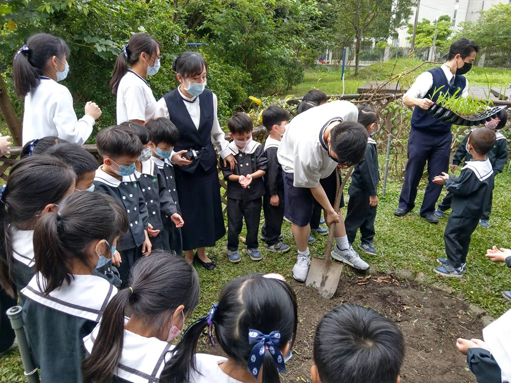 除了到慈小課輔，也有高三的學生到慈幼協助弟弟妹妹的菜園鬆土，讓慈幼的小朋友主題課程可以順利進行，而老師們也帶領學弟妹感恩大哥哥大姊姊，愛的暖流在慈中校園發酵。