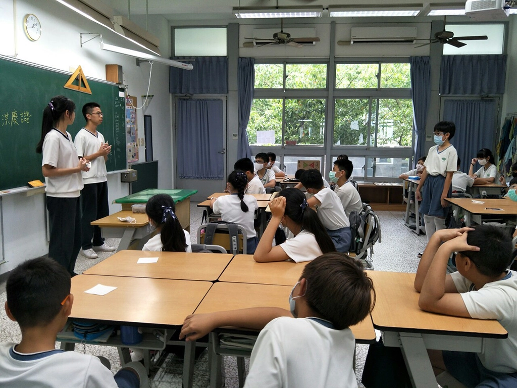 慈大附中有一群高三學生在今年3月繁星放榜，確定大學後，選擇以回饋的心，利用每天午休時間，前往慈大附小協助需要幫助的學弟妹，加強他們的學業，分享讀書的心得。