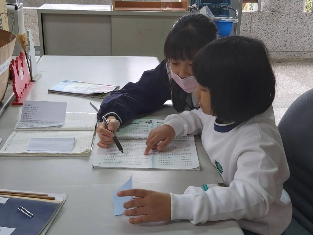 慈大附中有一群高三學生在今年3月繁星放榜，確定大學後，選擇以回饋的心，利用每天午休時間，前往慈大附小協助需要幫助的學弟妹，加強他們的學業，分享讀書的心得。