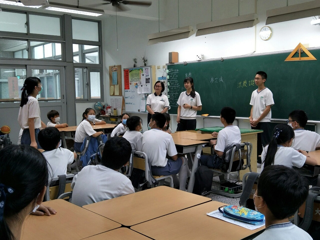 慈大附中有一群高三學生在今年3月繁星放榜，確定大學後，選擇以回饋的心，利用每天午休時間，前往慈大附小協助需要幫助的學弟妹，加強他們的學業，分享讀書的心得。