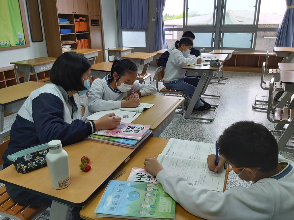 慈大附中有一群高三學生在今年3月繁星放榜，確定大學後，選擇以回饋的心，利用每天午休時間，前往慈大附小協助需要幫助的學弟妹，加強他們的學業，分享讀書的心得。
