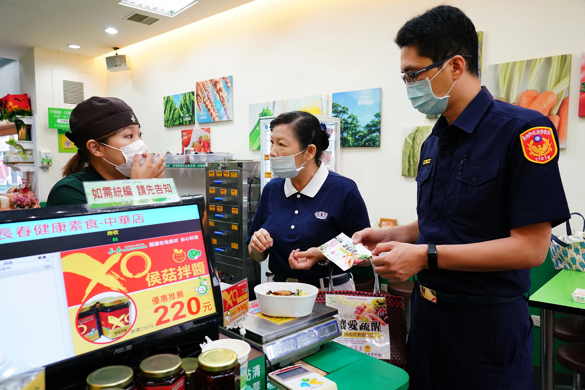 為帶動未茹素警察也能體驗蔬食新觀念，慈濟志工發揮巧思，分享蔬食餐劵推素專案，只要警察持餐劵到合作店家，即可享有五十元的折價優惠的活動。
