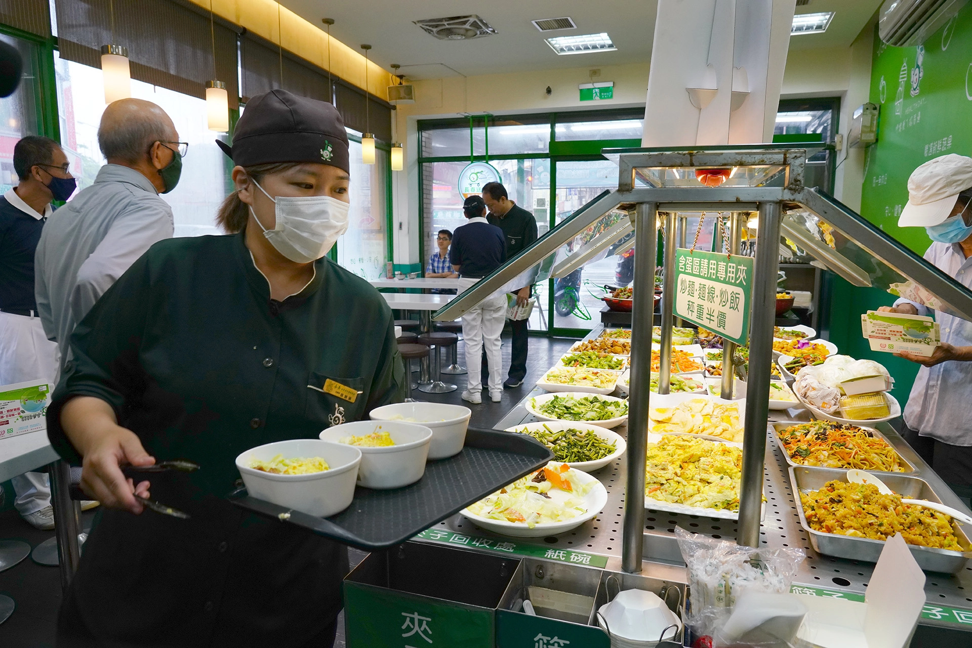 對蔬食累積多年經驗的邱詩涵〈前〉，特別提到，只要將穀類、豆類還有種子或核果類搭配一起食用，即可提升蛋白質的攝取與質量，更增加飽足感。