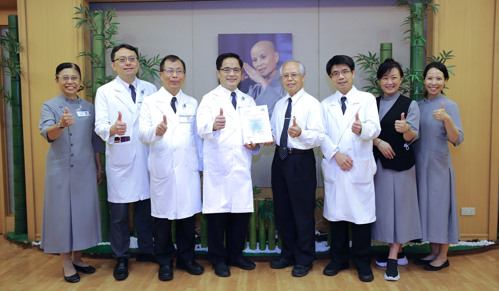 慈濟骨髓幹細胞中心今年再次獲得WMDA世界骨髓捐贈者協會(Word Marrow Donor Association，簡稱WMDA)進階認證，因應Covid-19疫情,WMDA透過視訊開箱授獎。