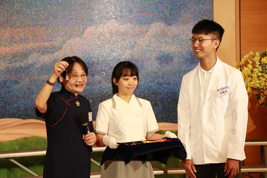 已退休的系主任林光華教授親自到現場祝福大家，並贈送每位實習生小禮物。