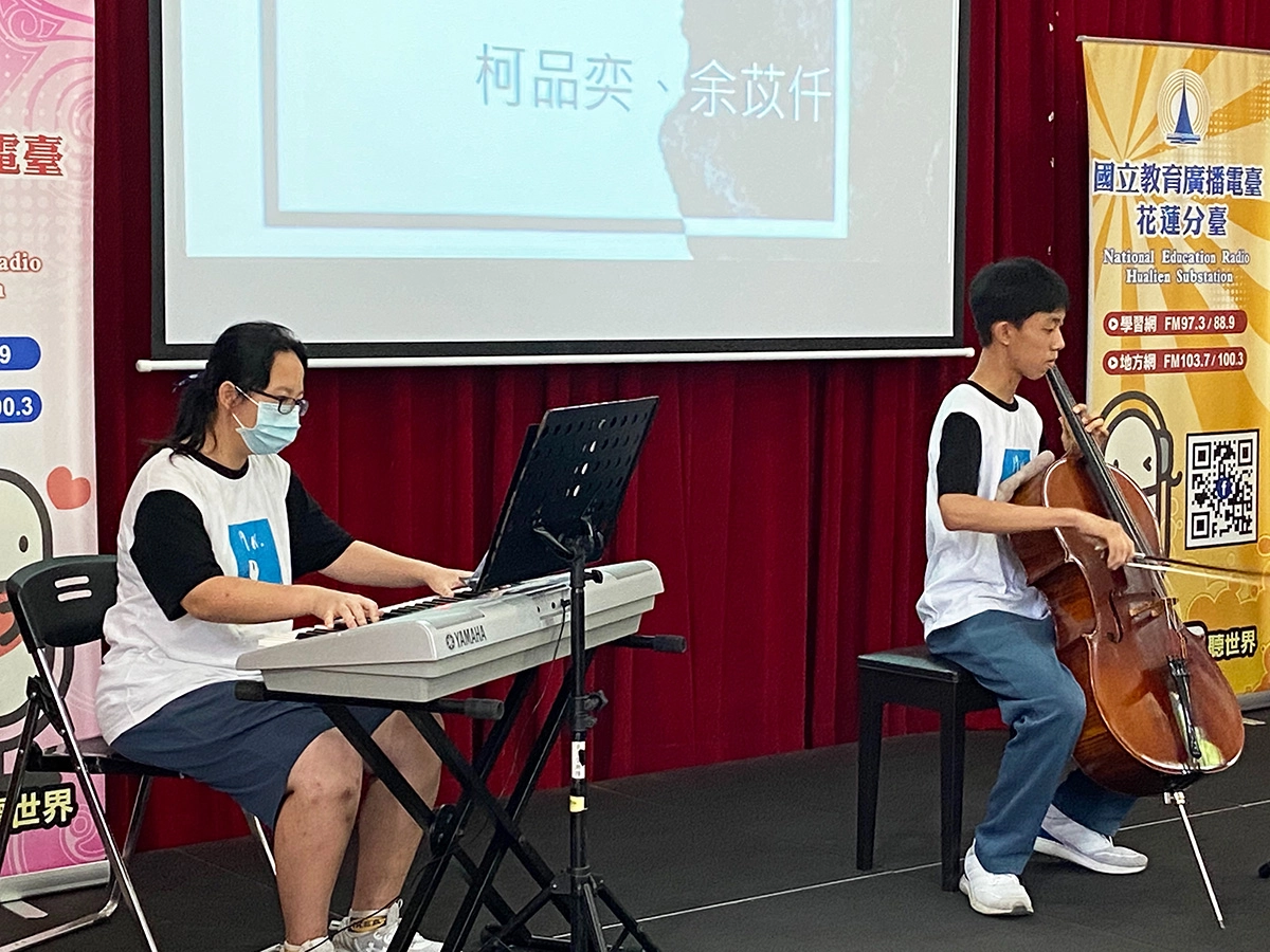 慈濟大學附屬高級中學國中部藝術班美術班於國立教育廣播電臺花蓮分臺藝文走廊展出，開幕活動上邀請音樂班同學表演。