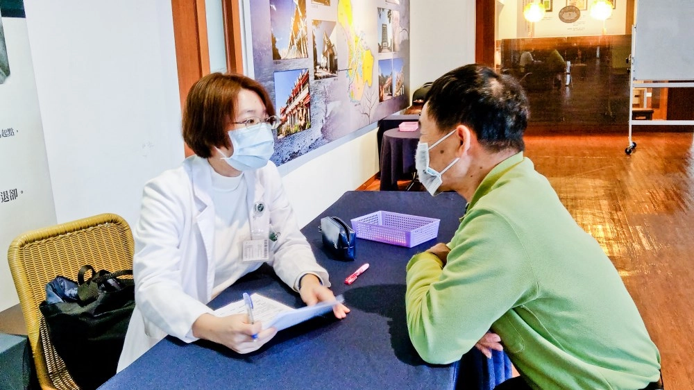 參與活動的臺北慈院失智共照中心臨床心理師林依靜，溫柔引導與長輩互動。