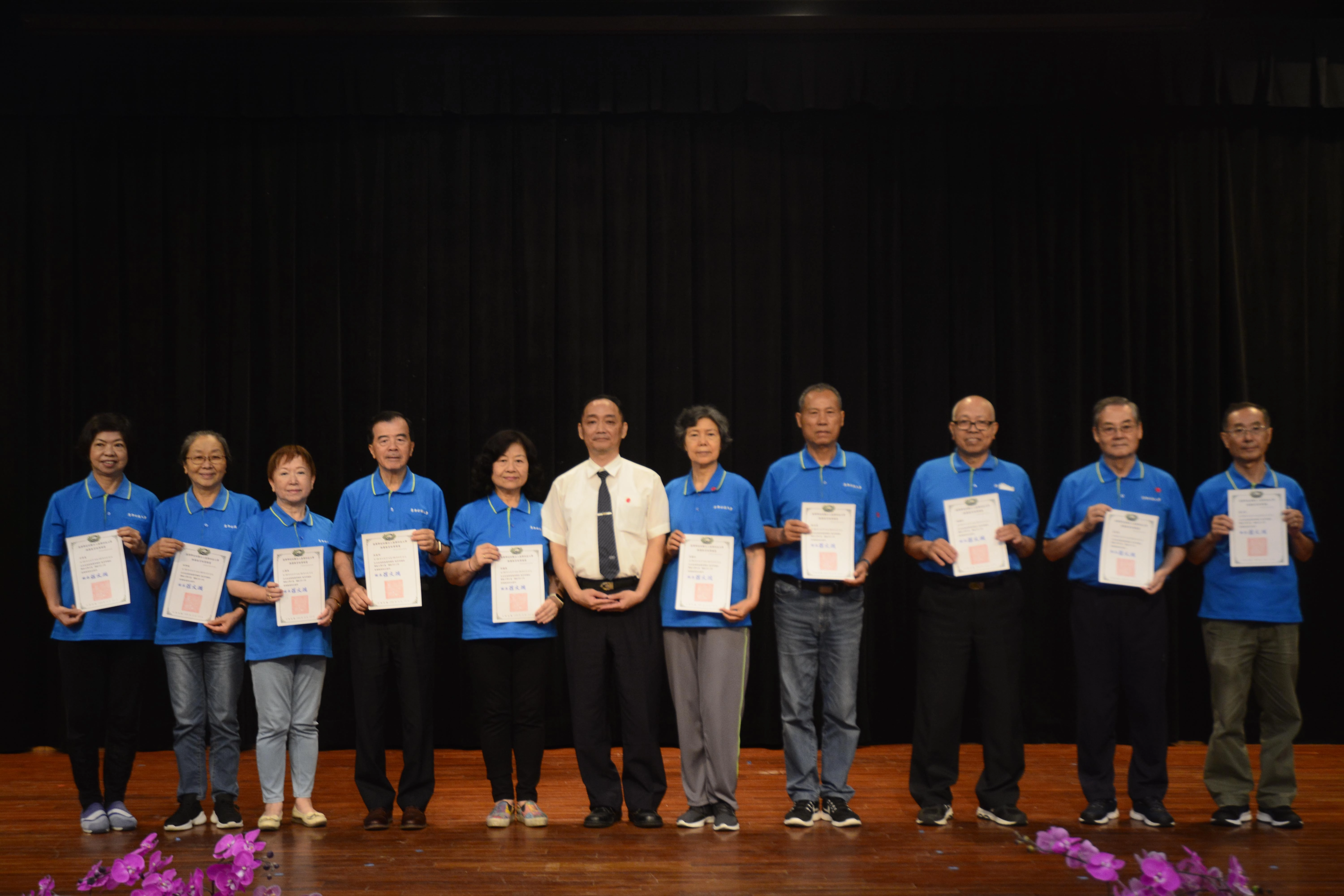 頒發結業證書。