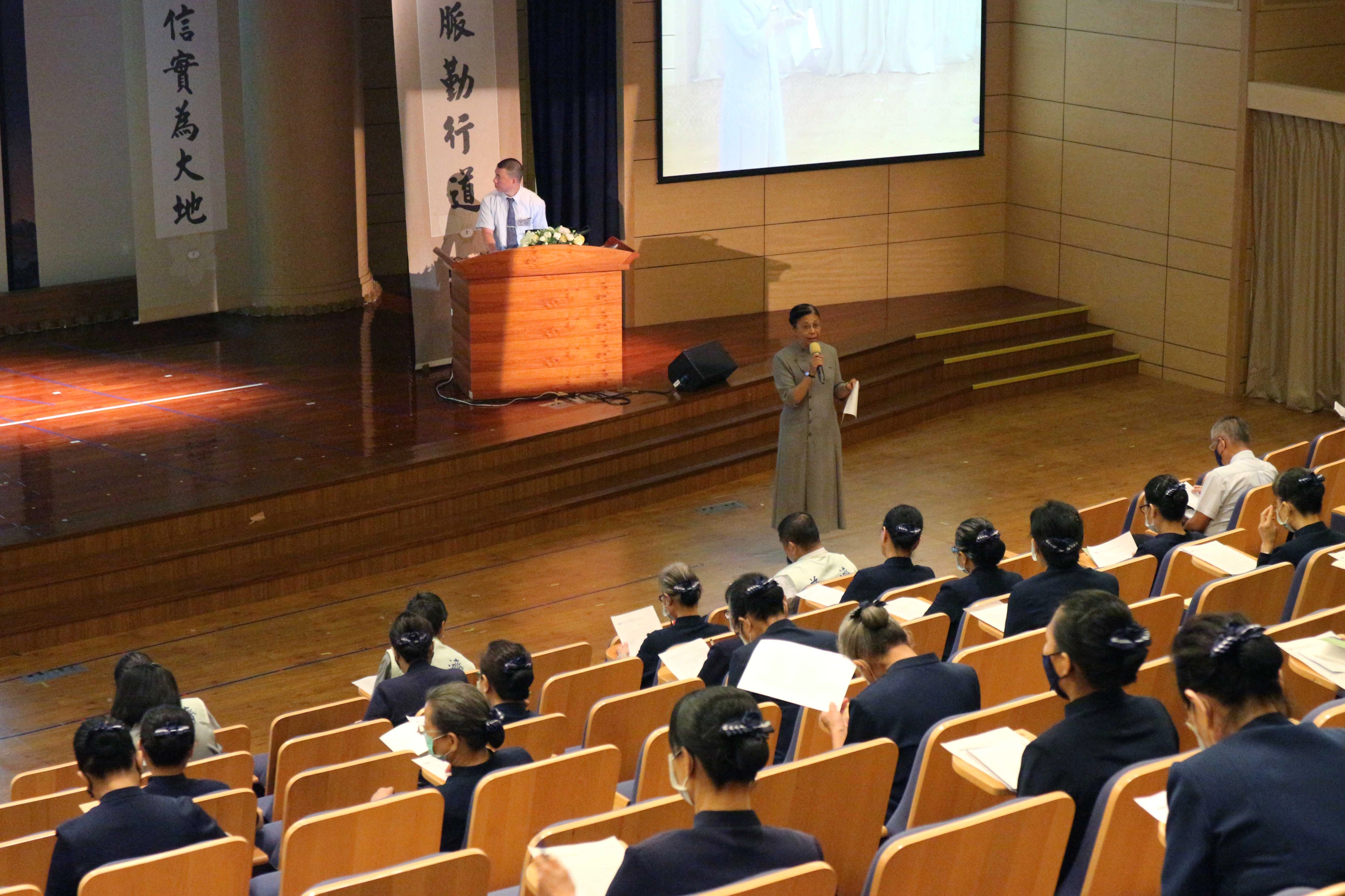 13日(六)慈濟骨髓幹細胞中心於桃園靜思堂舉辦造血幹細胞捐贈關懷小組志工認證研習課程，此為2020年第三場研習課程，也是疫情趨緩之後的第一堂教育訓練，共102位志工參與此次研習。