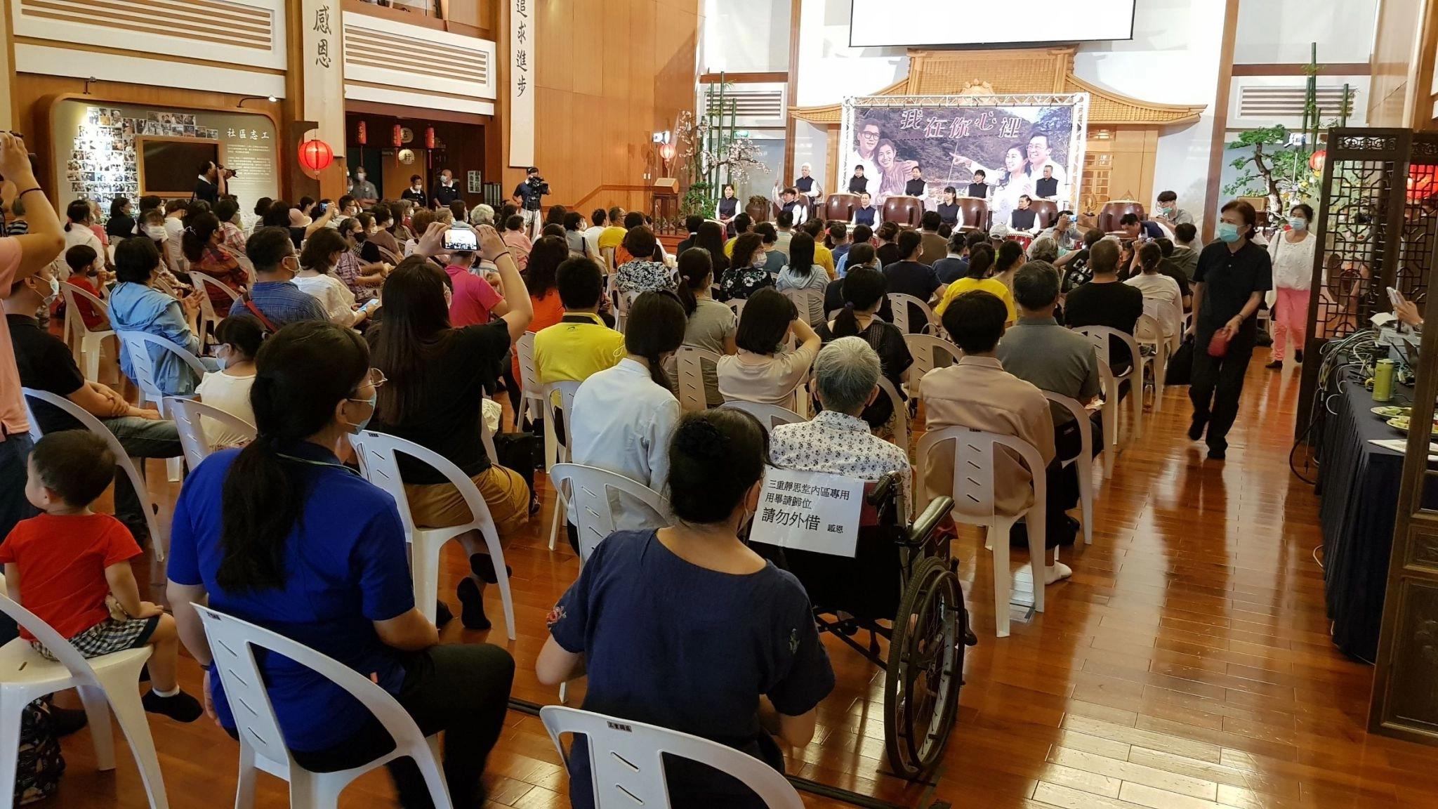 大愛劇場目前正在播出的八點檔連續劇〈我在你心裡〉，周六在三重靜思堂舉辦了一場見面會，也是疫情解封後舉辦的第一場戲劇見面會。