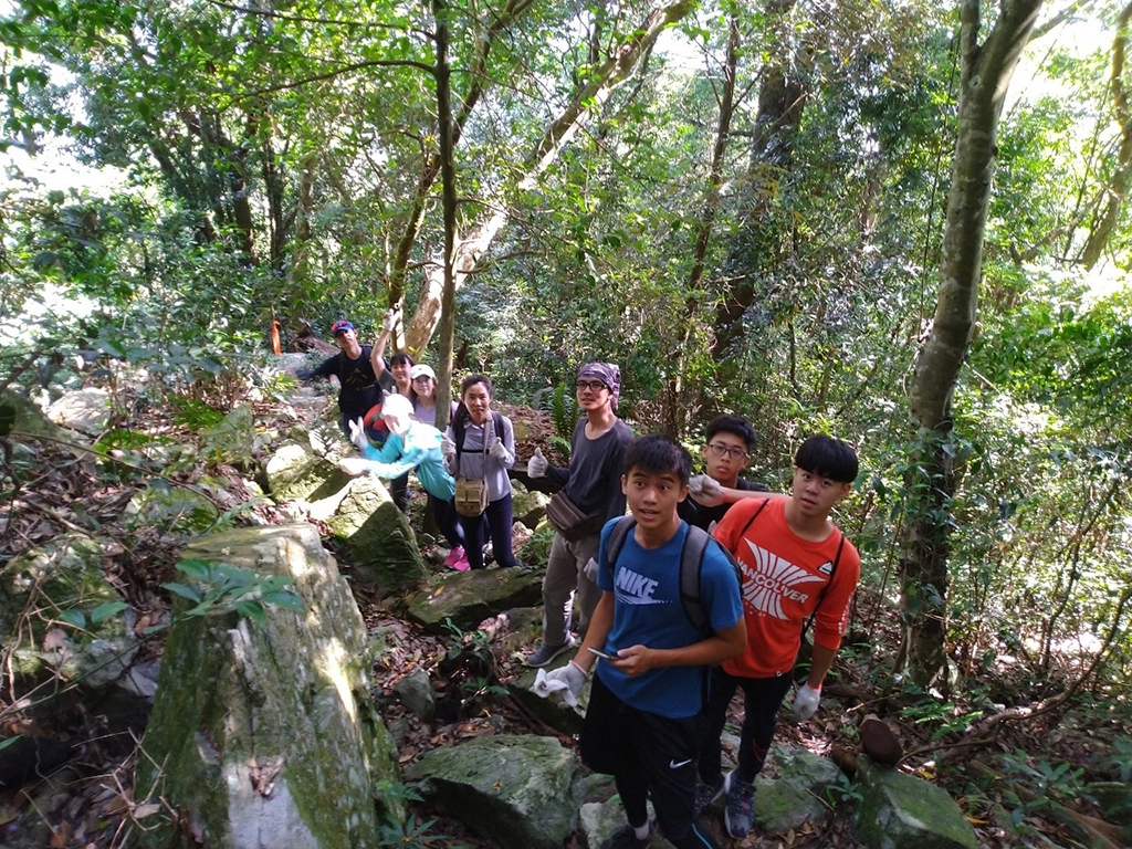 臺中松鶴青年壯遊點—青年登唐麻丹山，培養互助與合作能力。