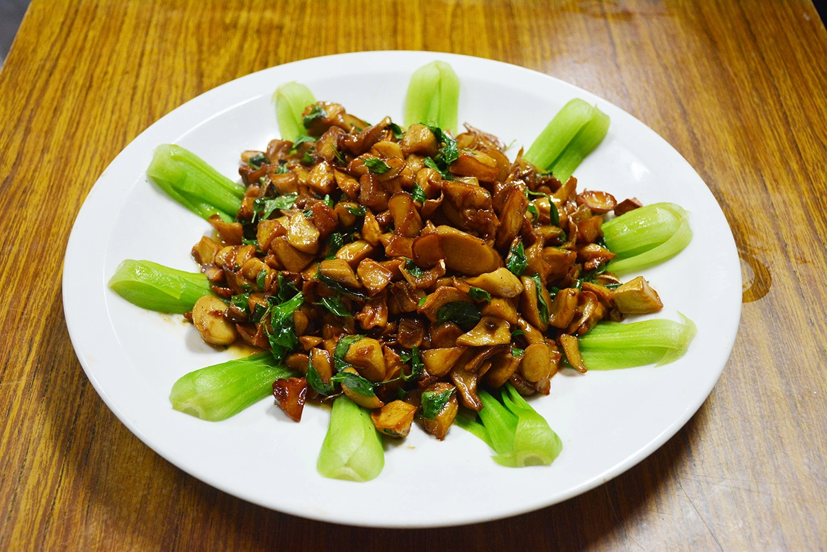 美味的「三杯杏鮑菇」成品。