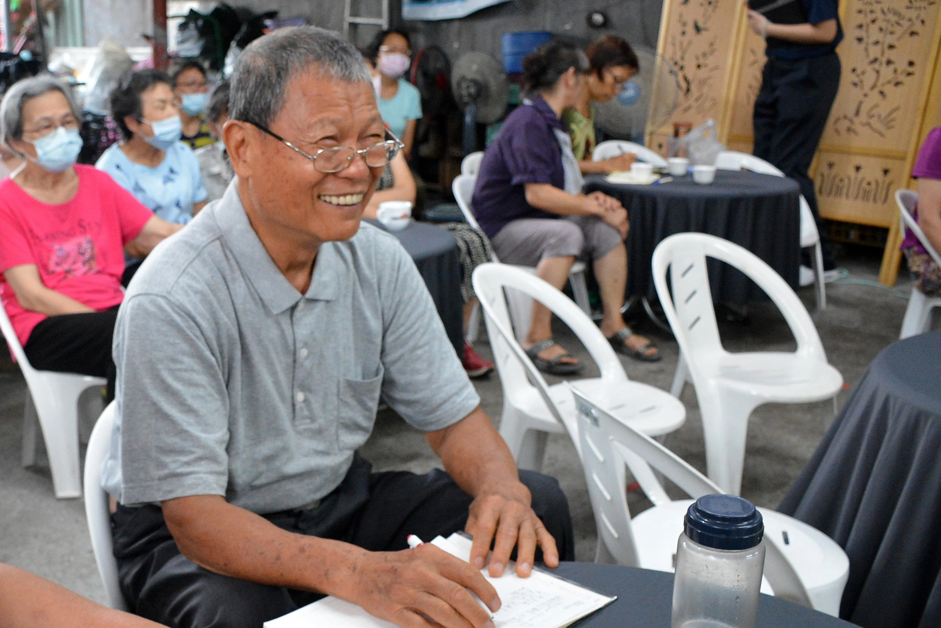 八十歲鄭登福，是家裡的煮夫，他認真記下每個料理作法，要征服家人的味蕾。