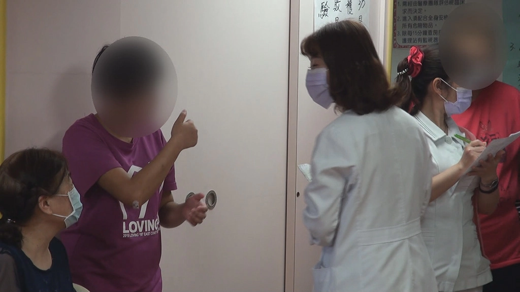 安琪的手肘擦傷，護理師羅玉玲為她貼OK繃，安琪對她說謝謝。