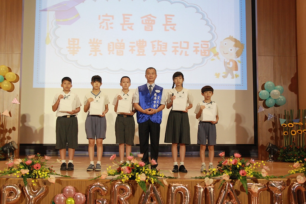 家長會吳宏滎會長致贈印章給畢業生，期勉大家能內修誠正信實，外行慈悲喜捨。