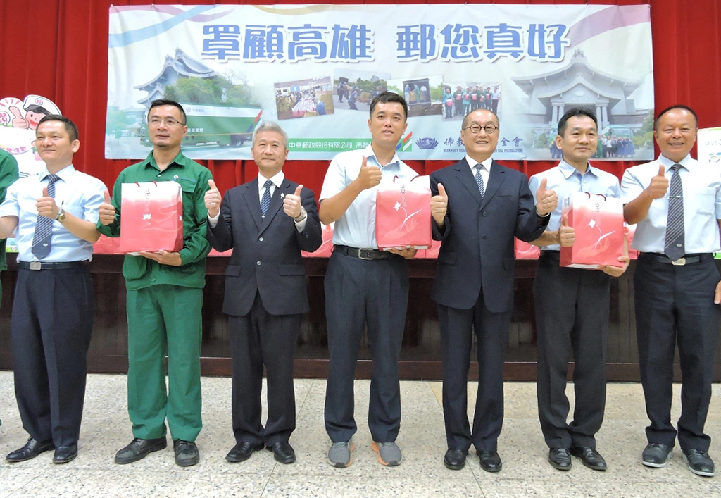 防疫期間有一群「綠衣天使」也默默付出，那就是每天肩負全民口罩與酒精載運配送工作的郵務士。