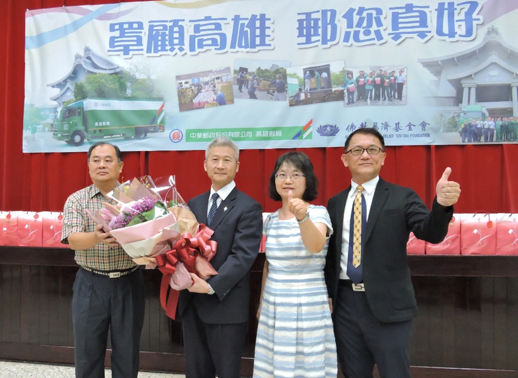 吳信陵局長(右一)因為他的夫人(右二)就醫大林慈院的一段因緣，大林慈院副院長陳金城(左二)特地蒞臨會場，也向在場的郵務士表達一份感恩及祝福。