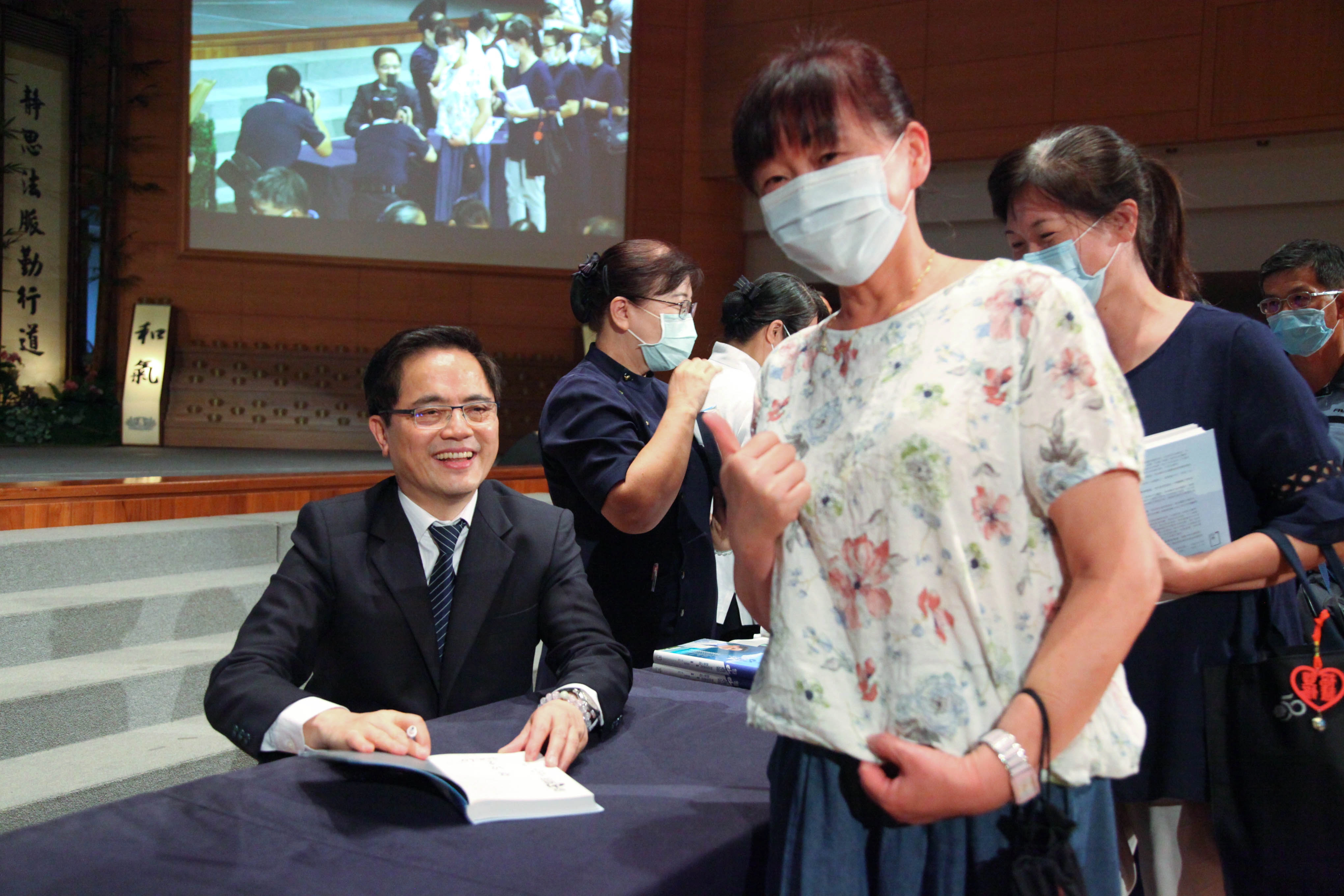 本身是醫療人員的林瓊瑤（前），從林院長的分享中對癌症新的治療模式有了更新的認知與了解；而院長在醫療界一直有新的研發創舉，提供了更多的治療模式，這是有利於病人的。