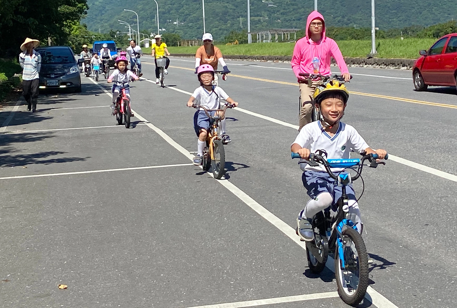 路線會先繞校園一圈，再往外繼續騎乘，小騎士們有嚴格的道路安全守則，不搶快、守秩序，親子間不斷互相打氣，對爸爸媽媽來說，能夠陪著孩子完成人生的第一個畢業挑戰，也是一大成就。