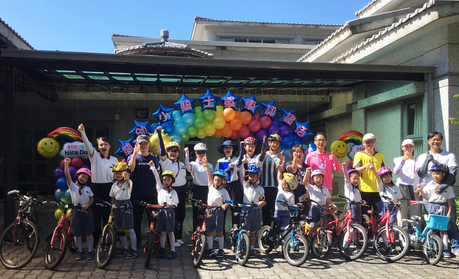 從幼兒園門口出發，大家精神喊話後，展開五公里單車小騎士任務。