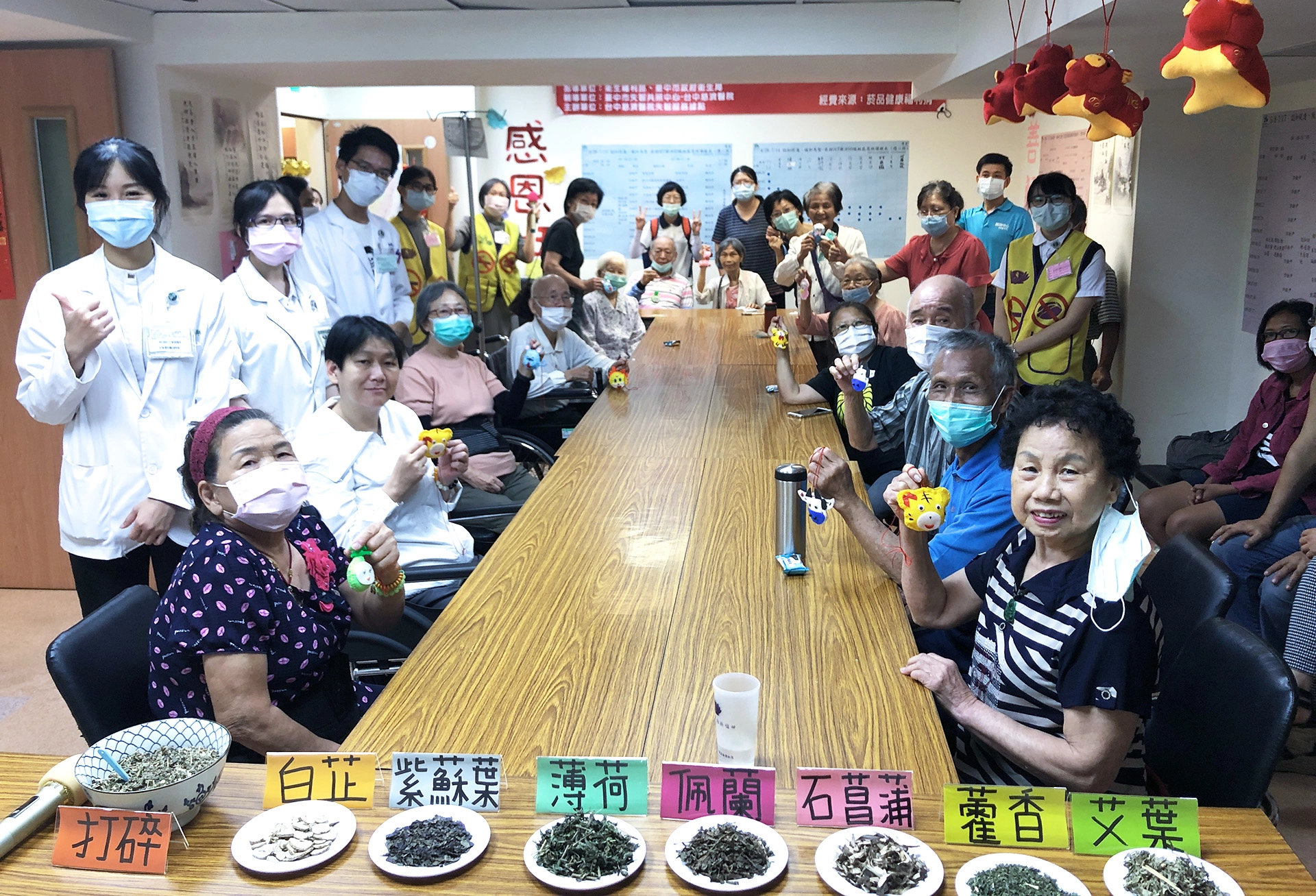 學員完成香包與同仁大合照，露出開心笑容。