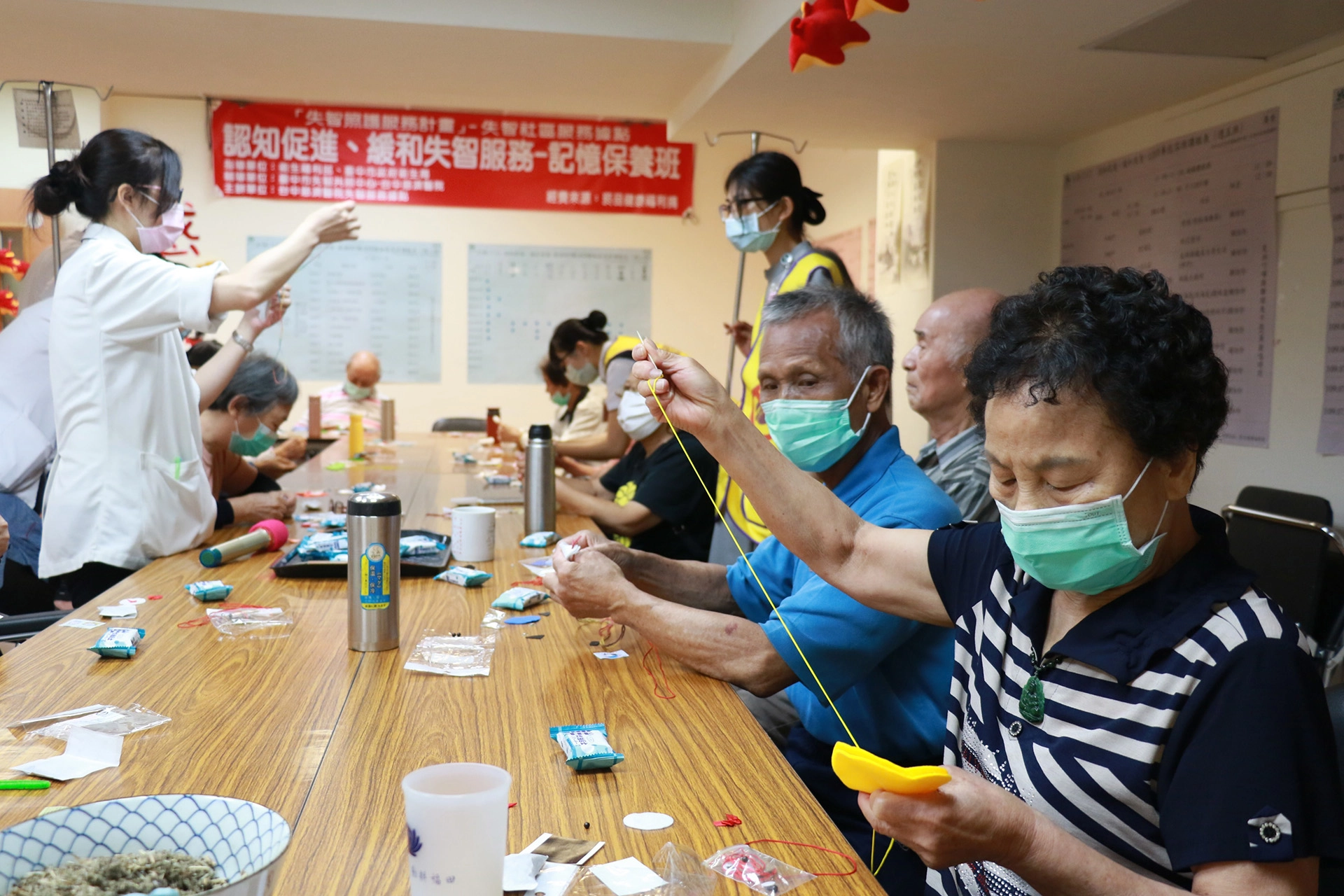 學員聚精會神做香包。