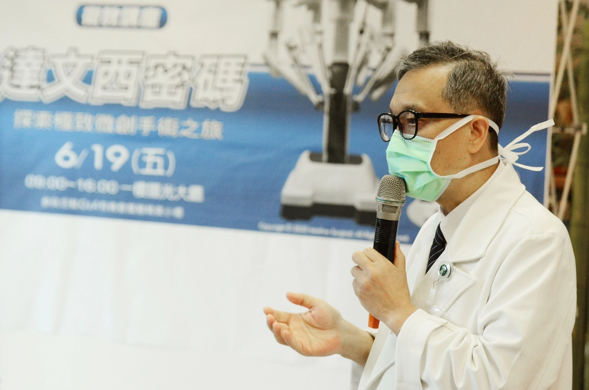 楊緒棣副院長向民眾說明達文西手術系統的優點。