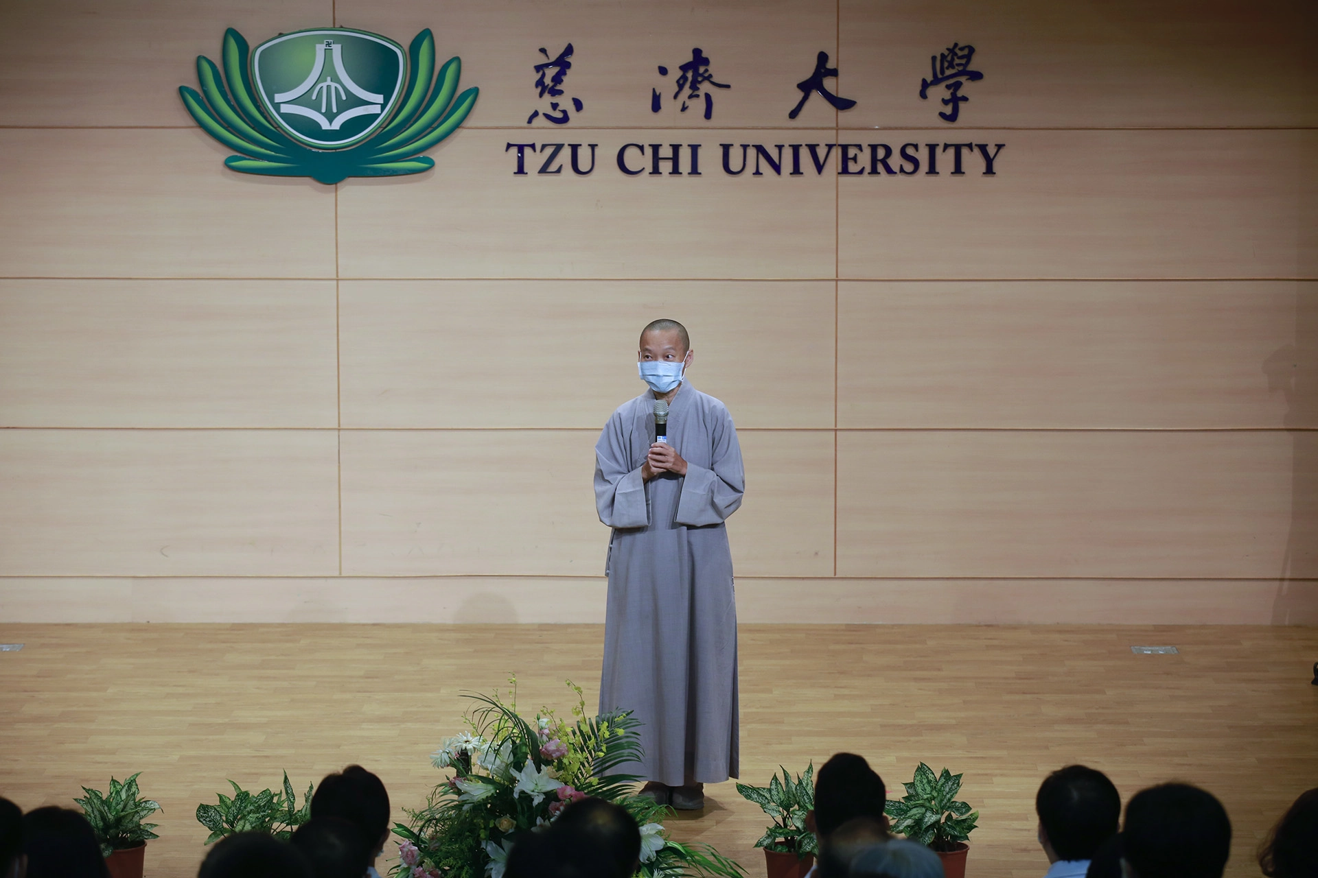 靜思精舍德宇師父開示，慈濟四大志業大慈是慈善工作；大悲是醫療工作；大喜是人文志業；大捨就是教育志業。教育需要很多付出、及很大的堅持，感恩歷屆校長和模擬醫學中心，讓無語老師的大愛能無限延續，也讓有緣來參與的人，可以長養人文及愛心。